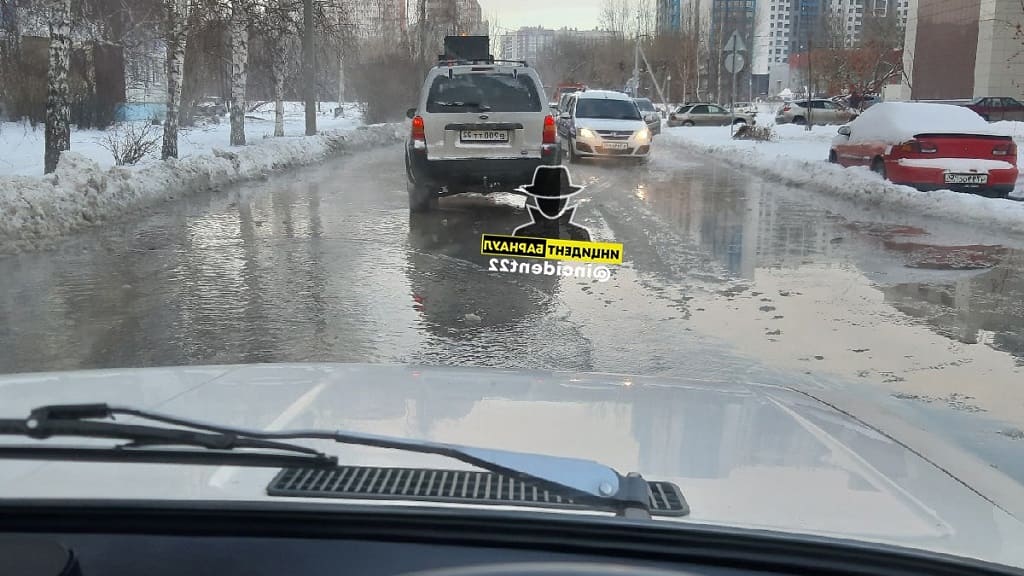 Из-за порыва водопроводной трубы в Барнауле затопило улицу Фото №1
