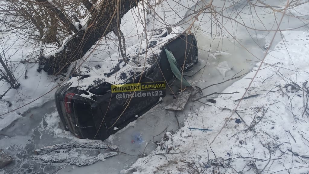 В барнаульской реке Пивоварке обнаружили вмерзший в лед автомобиль Фото №1
