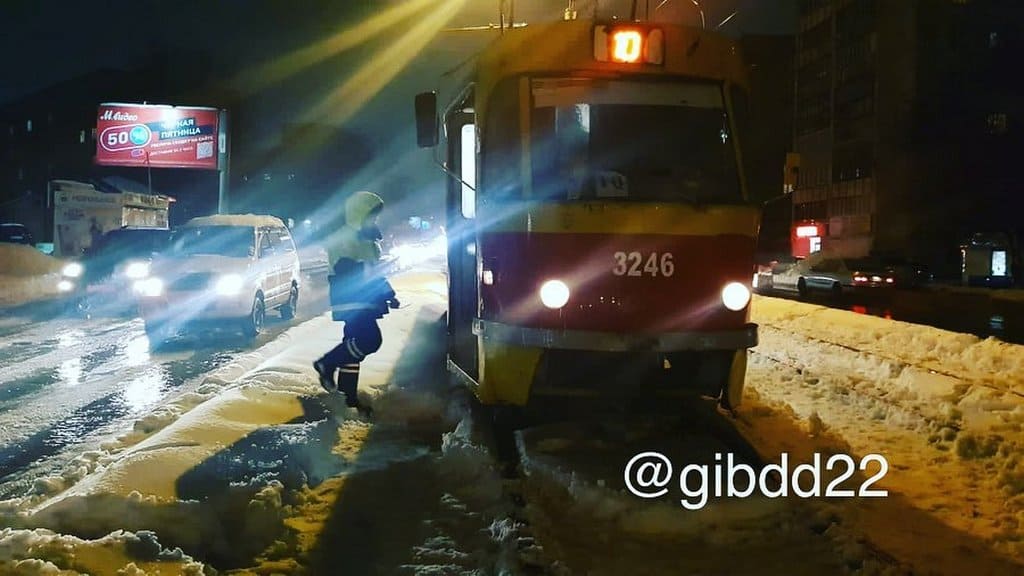 В Барнауле трамвай сбил дедушку, переходившего дорогу в неположенном месте Фото №1