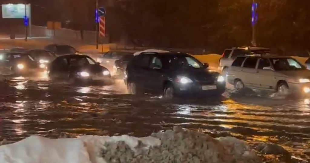 После дождичка в четверг улицы Барнаула затопило потоками воды Фото №1
