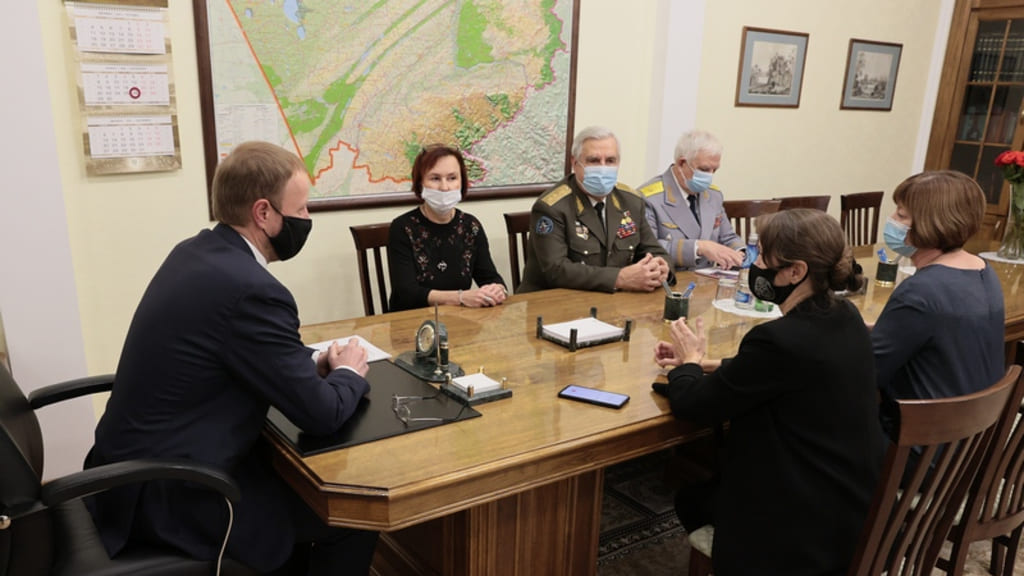 Губернатор Виктор Томенко встретился с дочерью и сослуживцами космонавта Германа Титова Фото №1