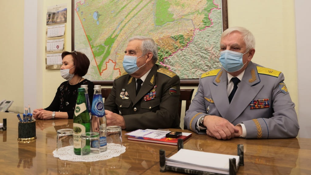 Губернатор Виктор Томенко встретился с дочерью и сослуживцами космонавта Германа Титова Фото №2