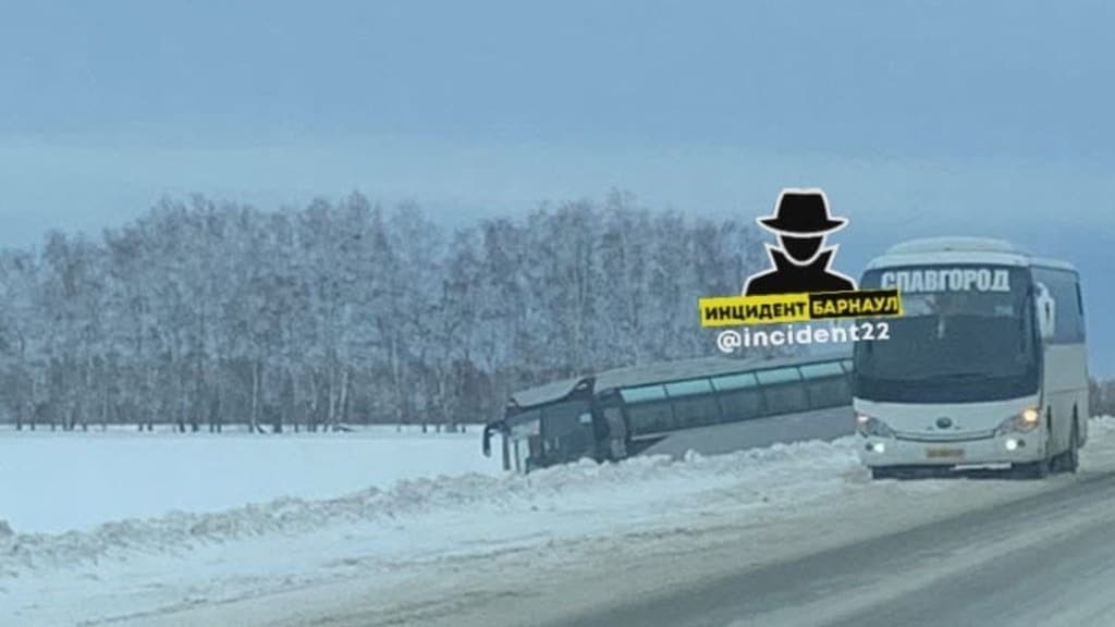 На трассе Барнаул-Павловск автобус съехал в кювет Фото №1
