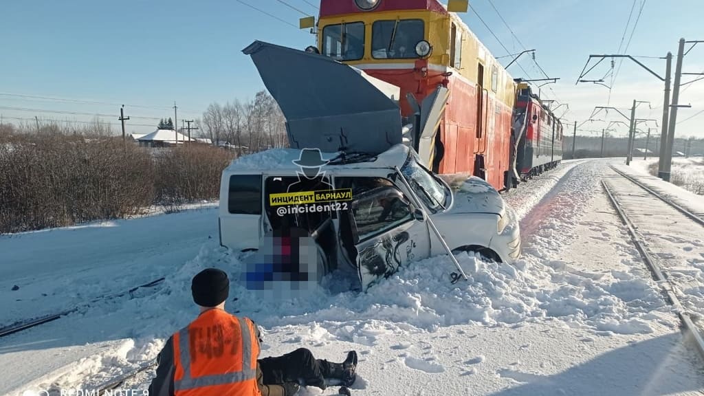 Трое детей погибли при столкновении автомобиля с поездом в Алтайском крае Фото №1