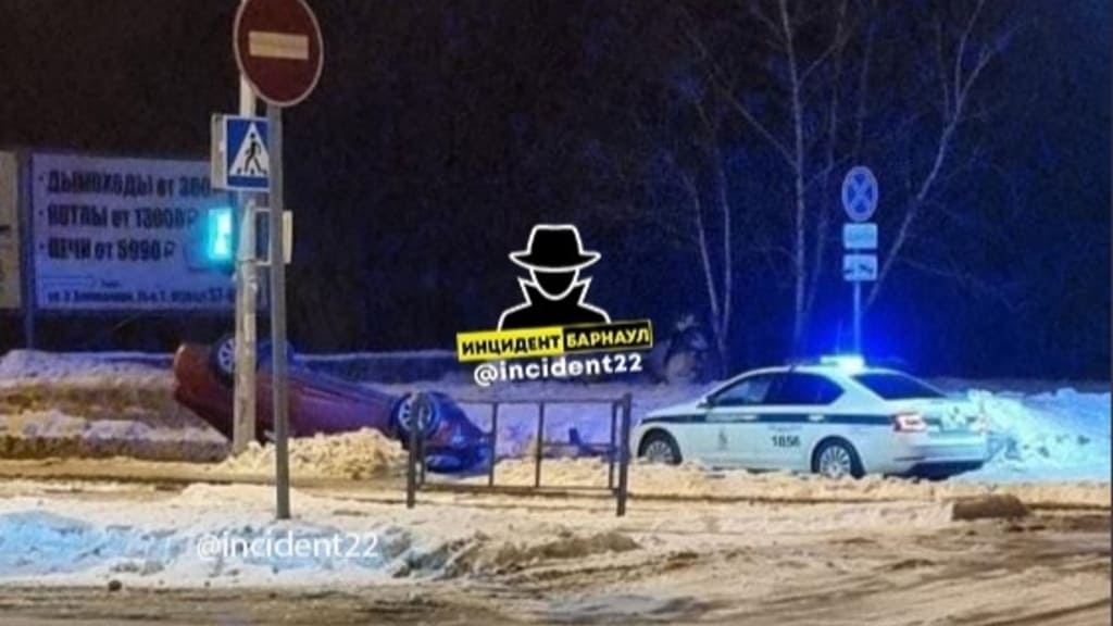 Нетрезвая автоледи перевернула свой автомобиль на Юрина в Барнауле Фото №1
