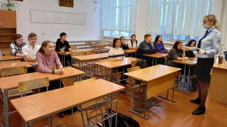 Полицейские Алтайского края рассказали школьникам и студентам о вреде наркотиков Фото №1