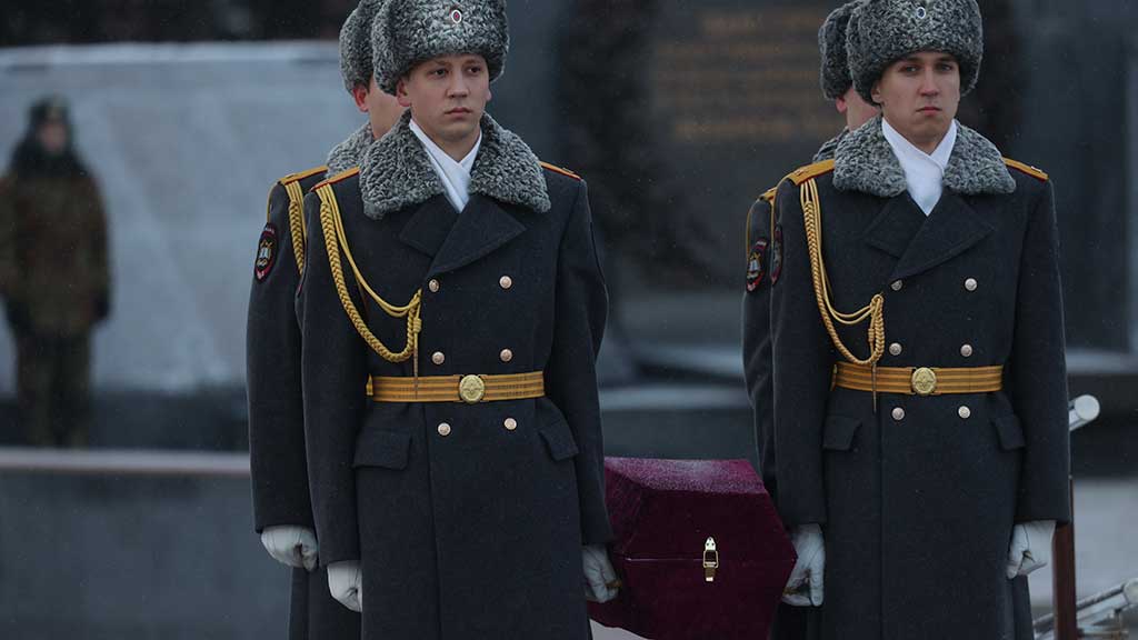 В Барнауле прошла церемония передачи останков погибшего в ВОВ Фото №1