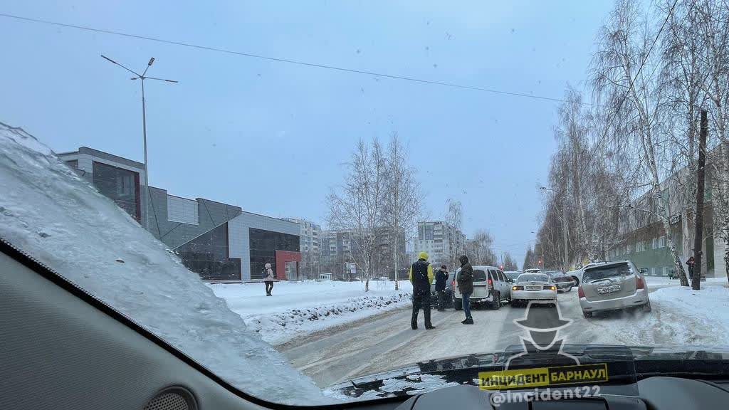 Сразу три автомобиля попали в ДТП в Барнауле Фото №1