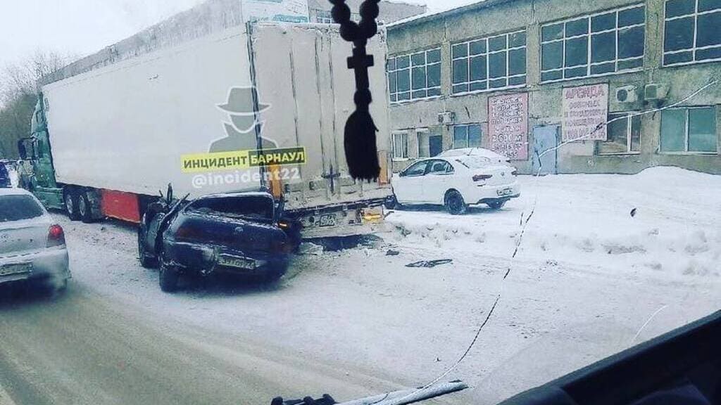 В ГИБДД рассказали подробности ДТП с грузовиком в Барнауле Фото №1