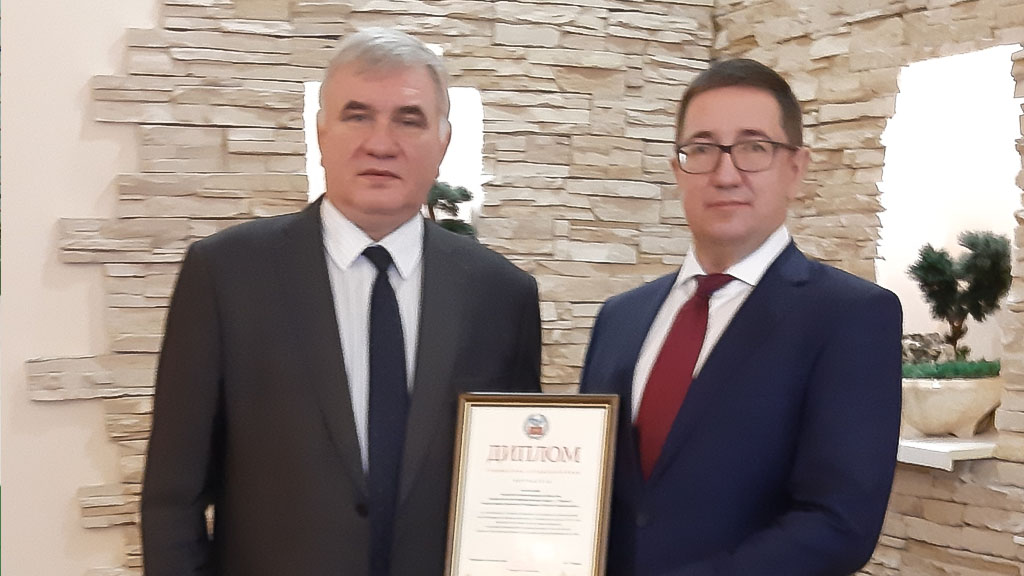 Зампред правительства Алтайского края Александр Лукьянов вручил БПЗ награду за высокие показатели в экспорте продукции Фото №1