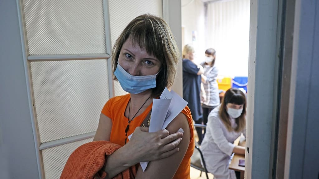 Жители Алтайского края рассказали, как изменилось их мнение о вакцинации от COVID-19 Фото №1