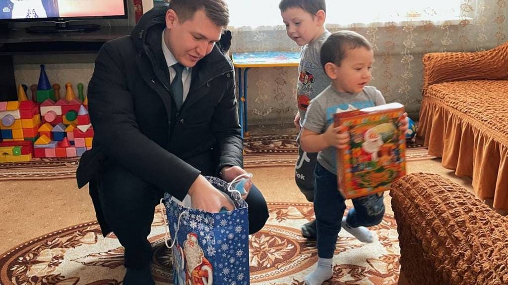 Алтайские дети получают новогодние подарки от властей региона Фото №1