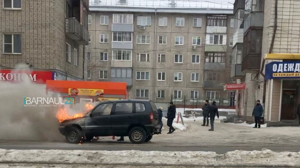 В Барнауле посреди проезжей части загорелся автомобиль Фото №1