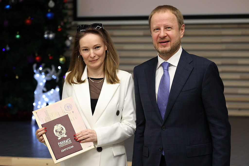 Виктор Томенко вручил дипломы выпускникам Губернаторской программы Фото №1