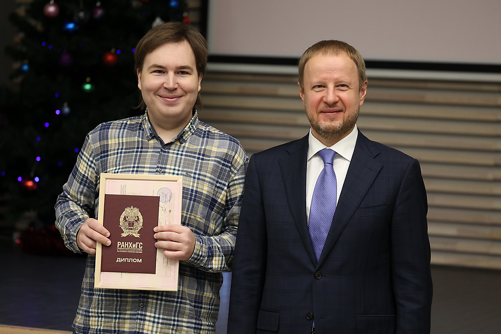 Виктор Томенко вручил дипломы выпускникам Губернаторской программы Фото №3
