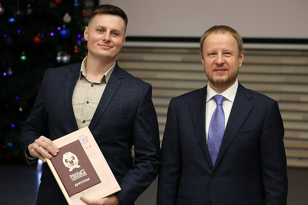 Виктор Томенко вручил дипломы выпускникам Губернаторской программы Фото №4