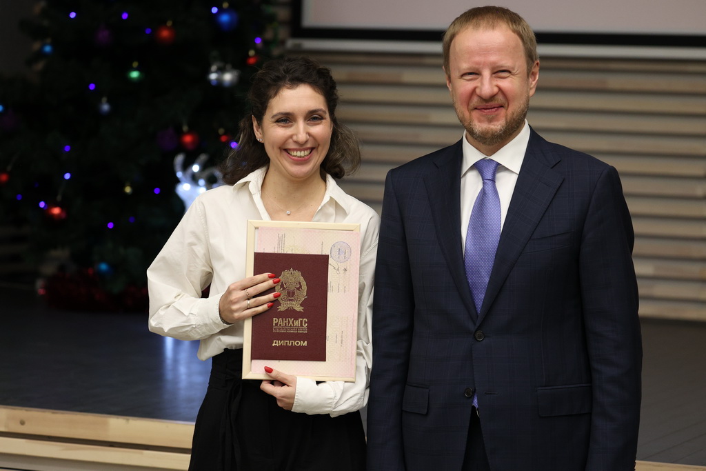Виктор Томенко вручил дипломы выпускникам Губернаторской программы Фото №5