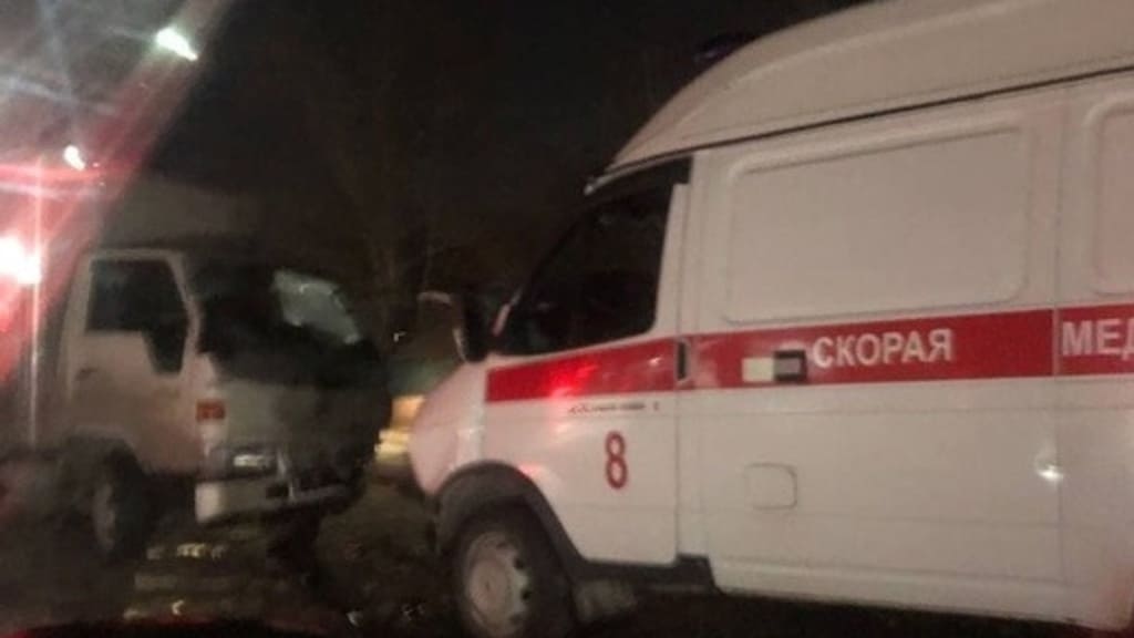 В Барнауле автомобиль скорой помощи столкнулся с грузовиком Фото №1