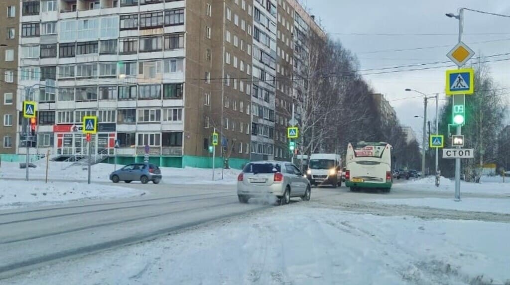 В Барнауле на перекрестке, где насмерть сбили девочку, заработал светофор Фото №1