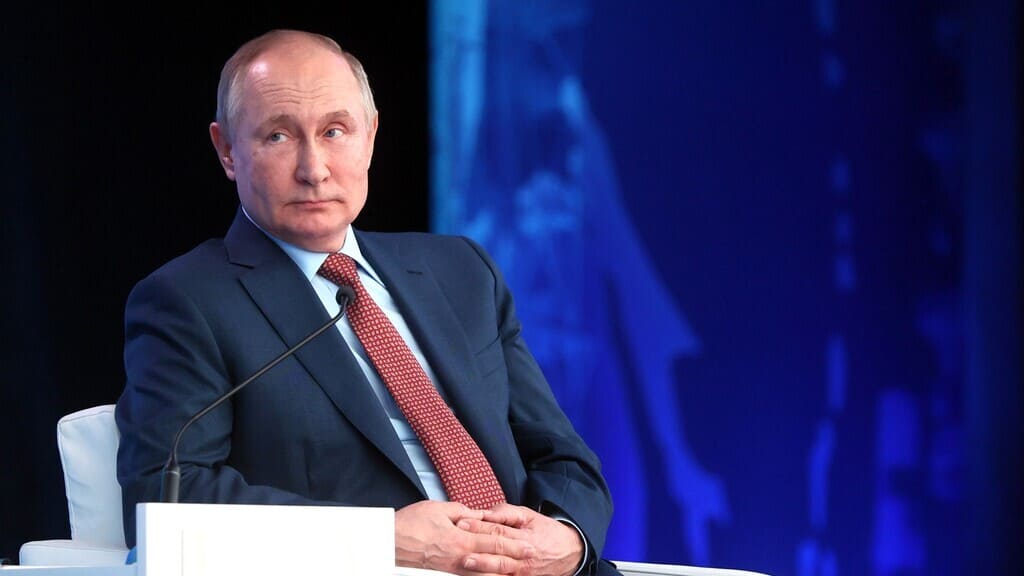 Владимир Путин запретил списывать соцвыплаты за долги Фото №1