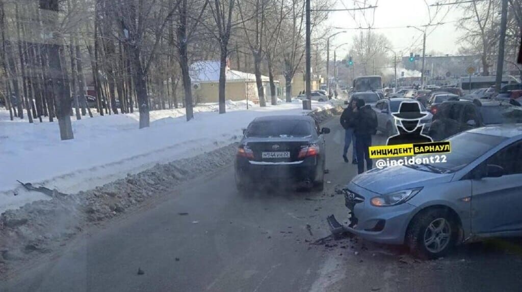 ДТП в Барнауле заблокировало движение на улице Юрина Фото №1