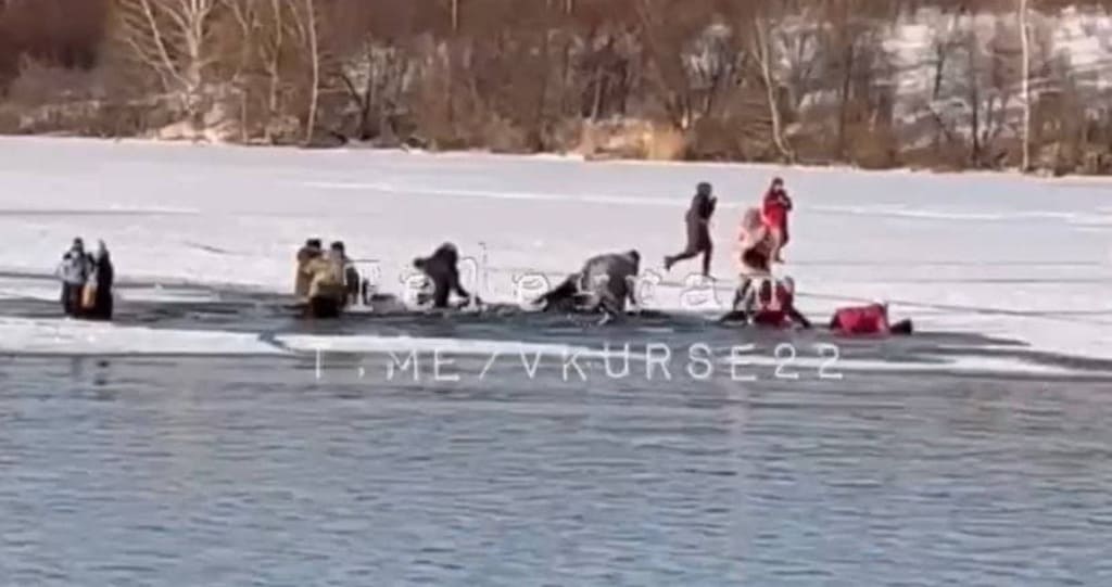 На Лебедином озере в Алтайском крае туристы провалились под лед Фото №1