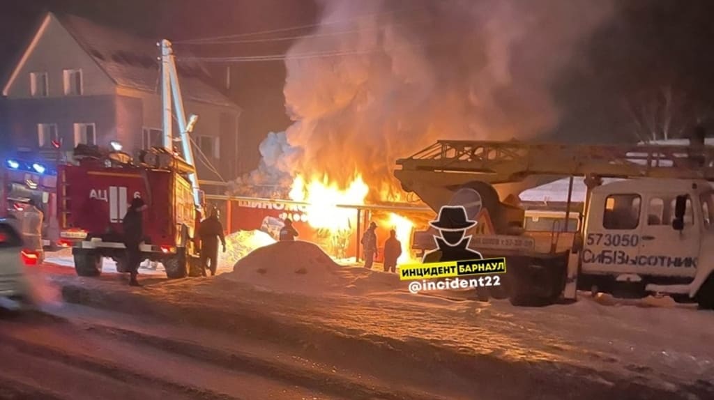 В ночь перед Рождеством в Барнауле сгорела шиномонтажка Фото №1