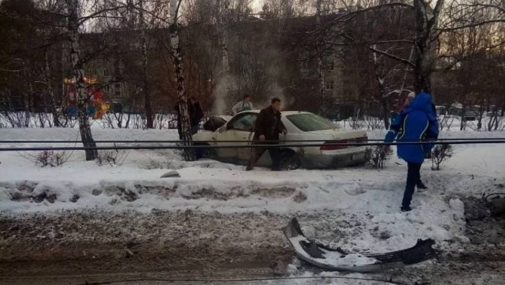 В Барнауле водитель легковушки снес электроопору Фото №1