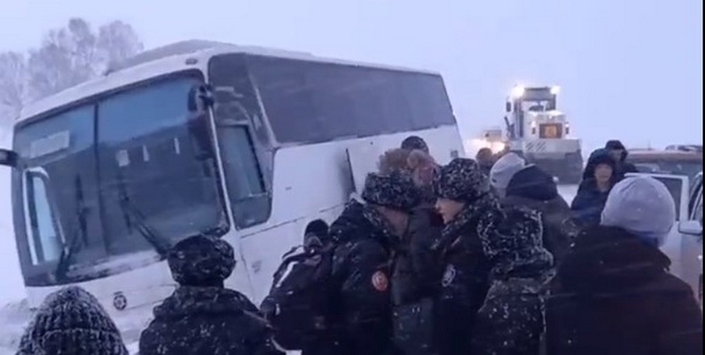 На алтайской трассе рейсовый автобус слетел в кювет, избегая ДТП Фото №1
