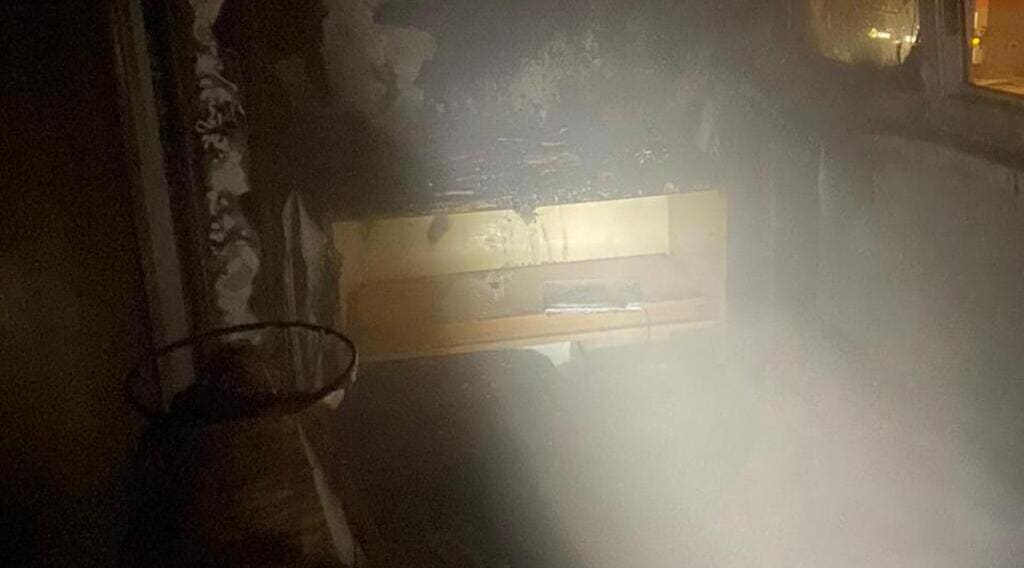 Поздним вечером в многоэтажке на улице Семенова в Барнауле загорелся балкон Фото №2