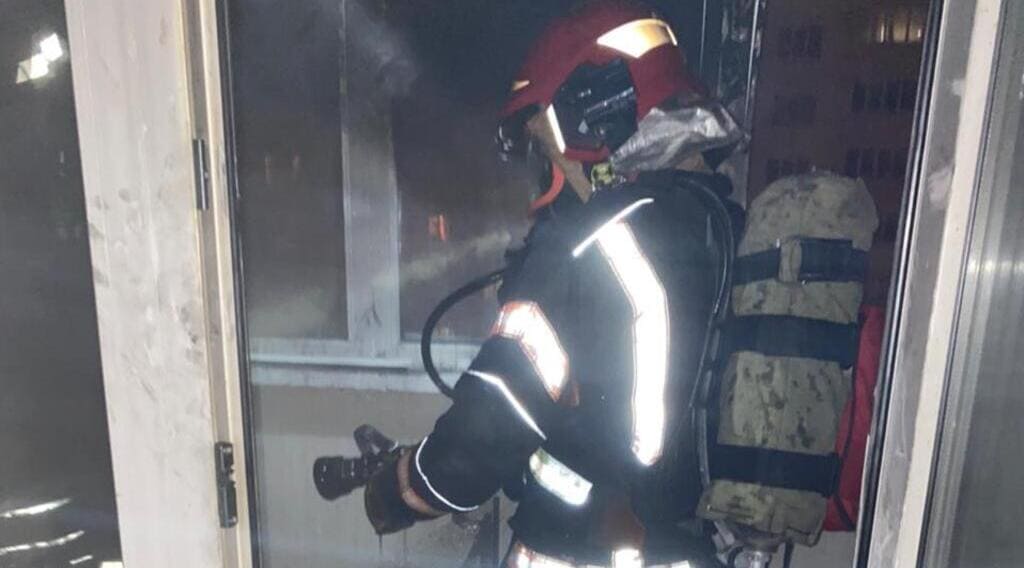 Поздним вечером в многоэтажке на улице Семенова в Барнауле загорелся балкон Фото №1