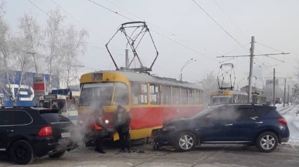 Движение трамваев барнаул. Трамвай в Барнауле авария. Трамвай протаранил машины Барнаул. Списанные трамваи Барнаул.