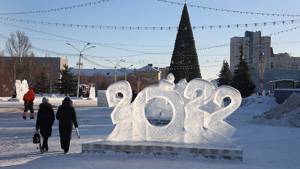 Праздники кончились. В Барнауле начали демонтировать новогодний городок Фото №1