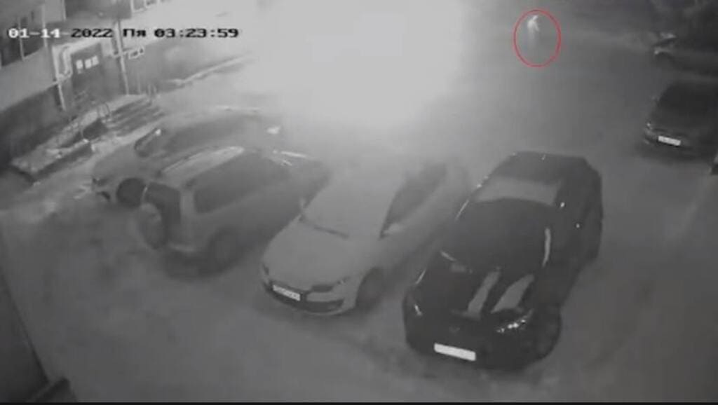 В Барнауле неизвестные сожгли машину на парковке около дома Фото №1