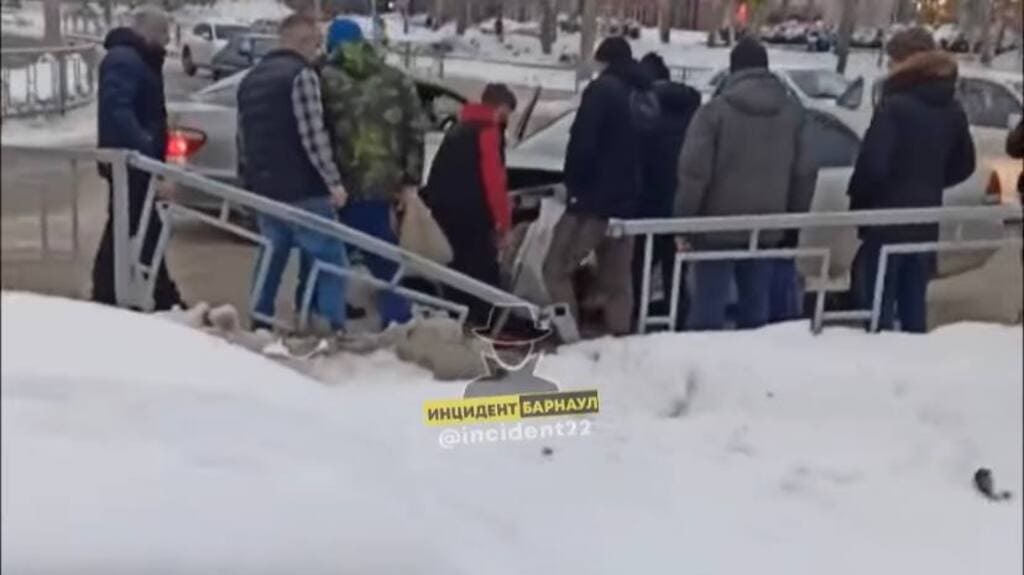 В Барнауле водитель иномарки потерял за рулем сознание и врезался в ограждение Фото №1