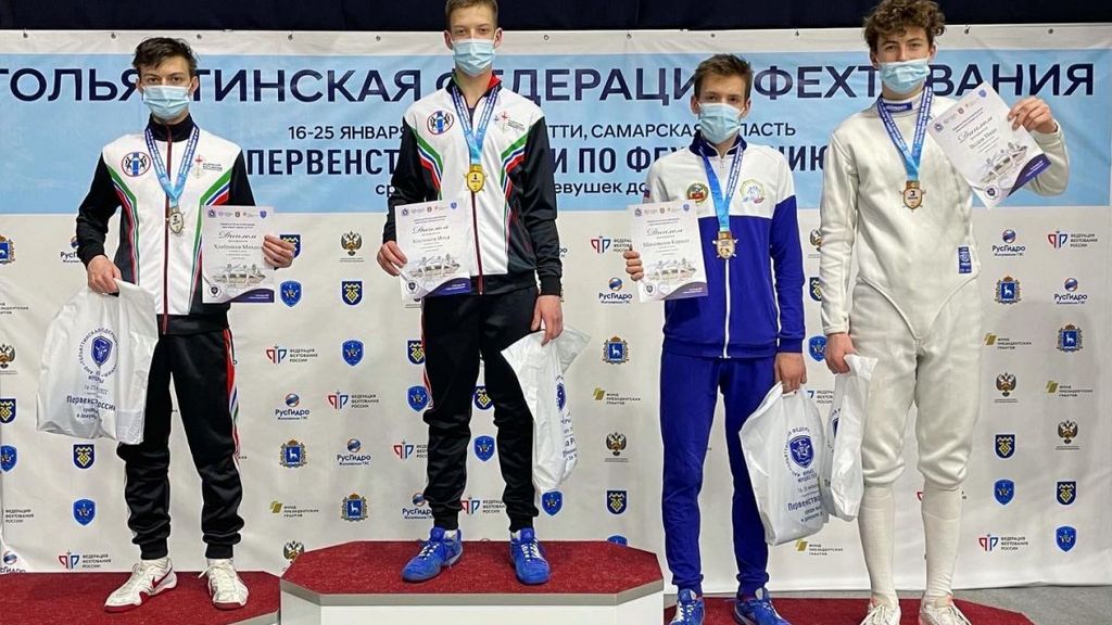 Алтайские саблисты Кирилл Шаповалов и Арина Захаренко впервые выиграли медали первенства России Фото №1
