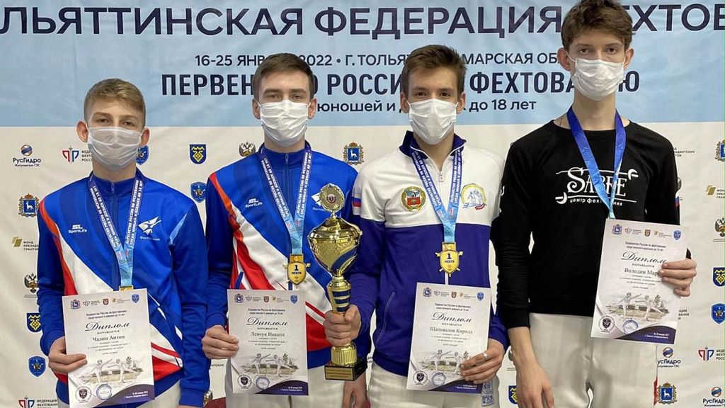 Квартет алтайских саблистов одержал историческую победу в командном турнире первенства России Фото №1