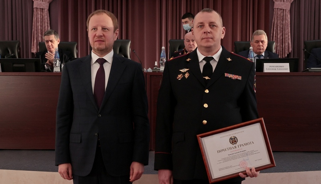 Виктор Томенко поблагодарил сотрудников полиции за контроль по соблюдению антиковидных мер Фото №1