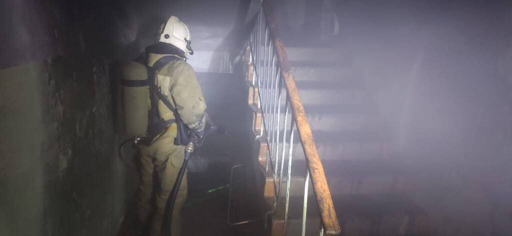 Во время ночного пожара из многоэтажки Рубцовска эвакуировали жильцов Фото №1