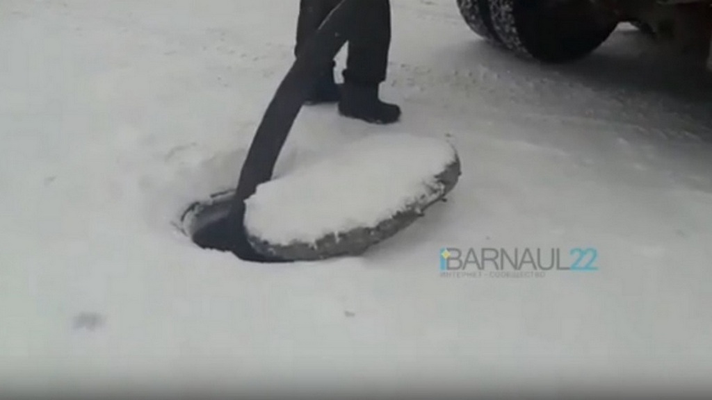 Жители Барнаула пожаловались на ассенизаторов, которые сливают отходы в ливневку Фото №1