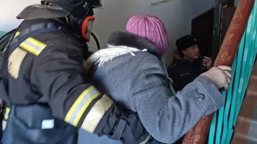 В Белокурихе произошел пожар в пятиэтажном доме Фото №1