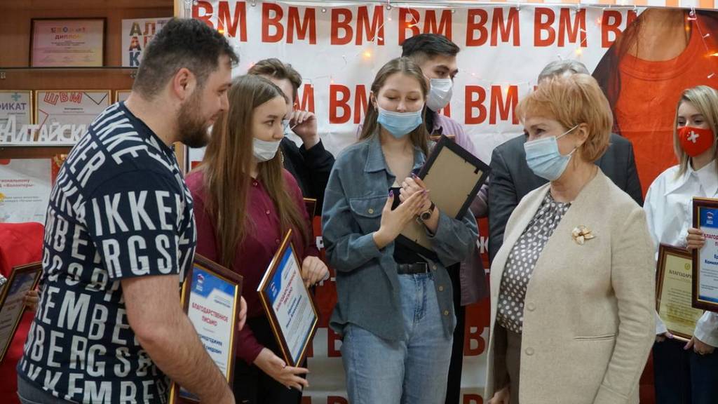 «Единая Россия» поздравила алтайских волонтеров с Днем студента Фото №1