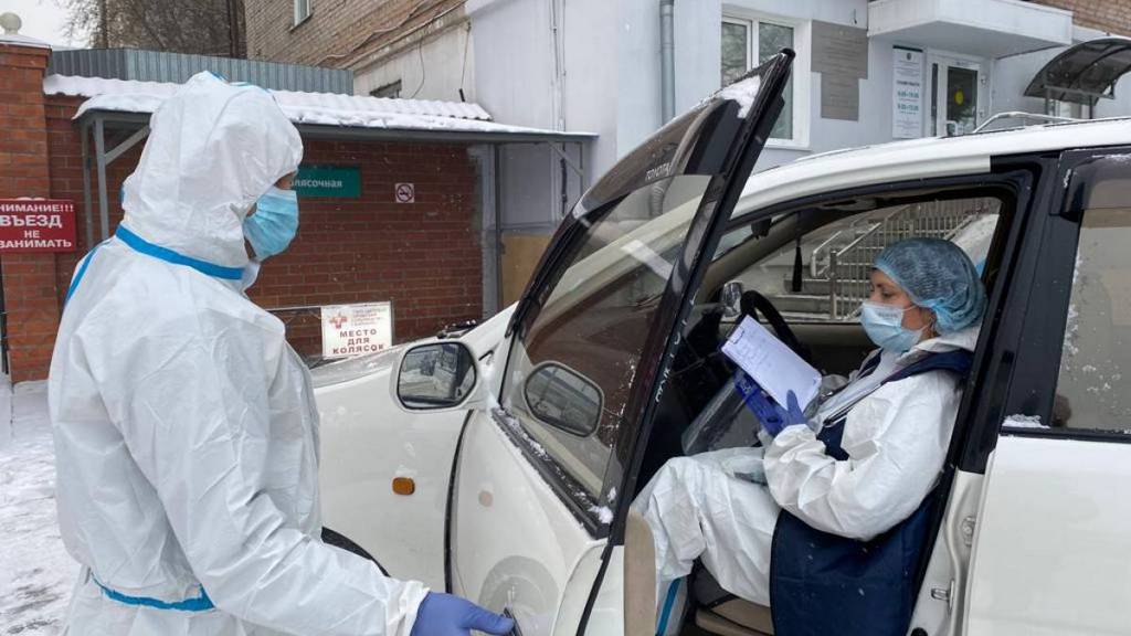 В Барнауле депутаты «Единой России» предоставили дополнительный транспорт медицинским работникам для выезда к пациентам Фото №1