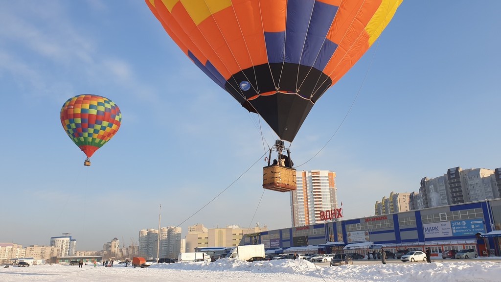 Над улицей Взлетной впервые взлетели сразу два воздушных шара Фото №2