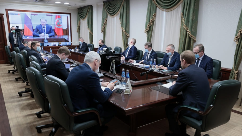 «Волна нас накрывает»: правительство Алтайского края уходит на дистант Фото №1