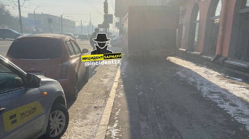 В Барнауле пассажирский автобус выехал на тротуар и врезался в здание Фото №1