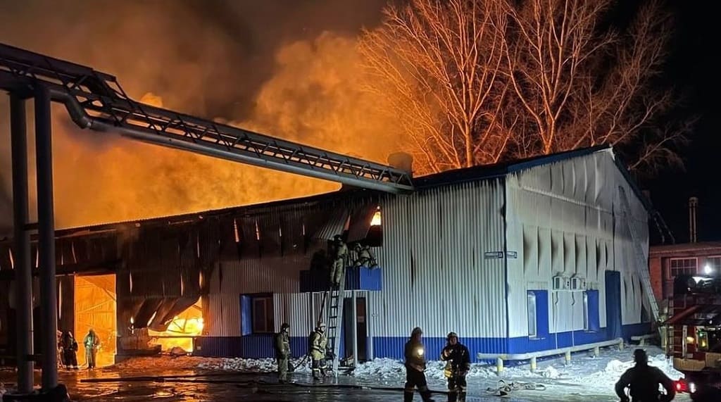 В Барнауле произошел серьезный пожар на складе с макулатурой Фото №2