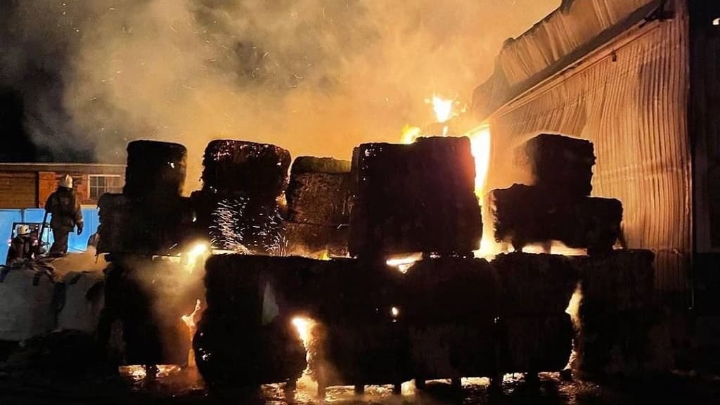 В Барнауле произошел серьезный пожар на складе с макулатурой Фото №1