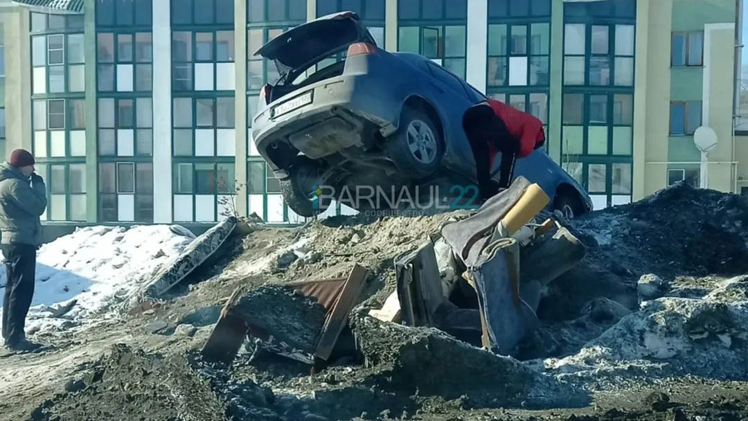 В Барнауле в результате ДТП машина вылетела на свалку Фото №1