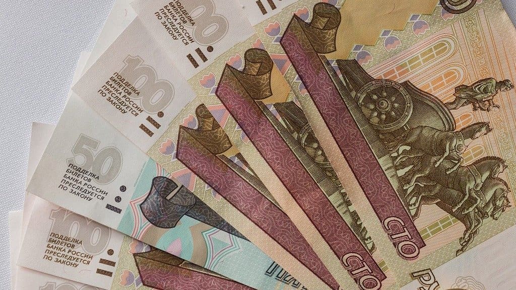 Эксперт рассказал, стоит ли ждать исчезновения купюр номиналом в 50 и 100 рублей Фото №1